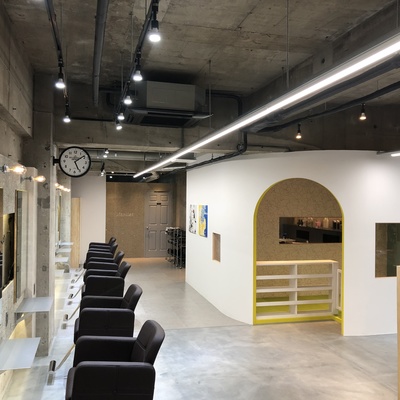 スラブ面を活かした先進的なスタイルのヘアサロン