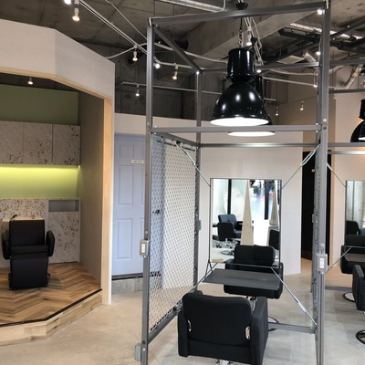 シンプル×マニッシュモダンな美容室