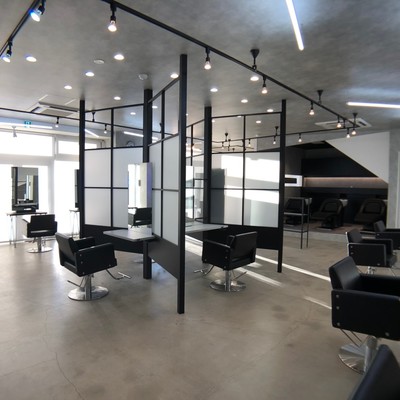 都会的でシンプル、無機質なサロン